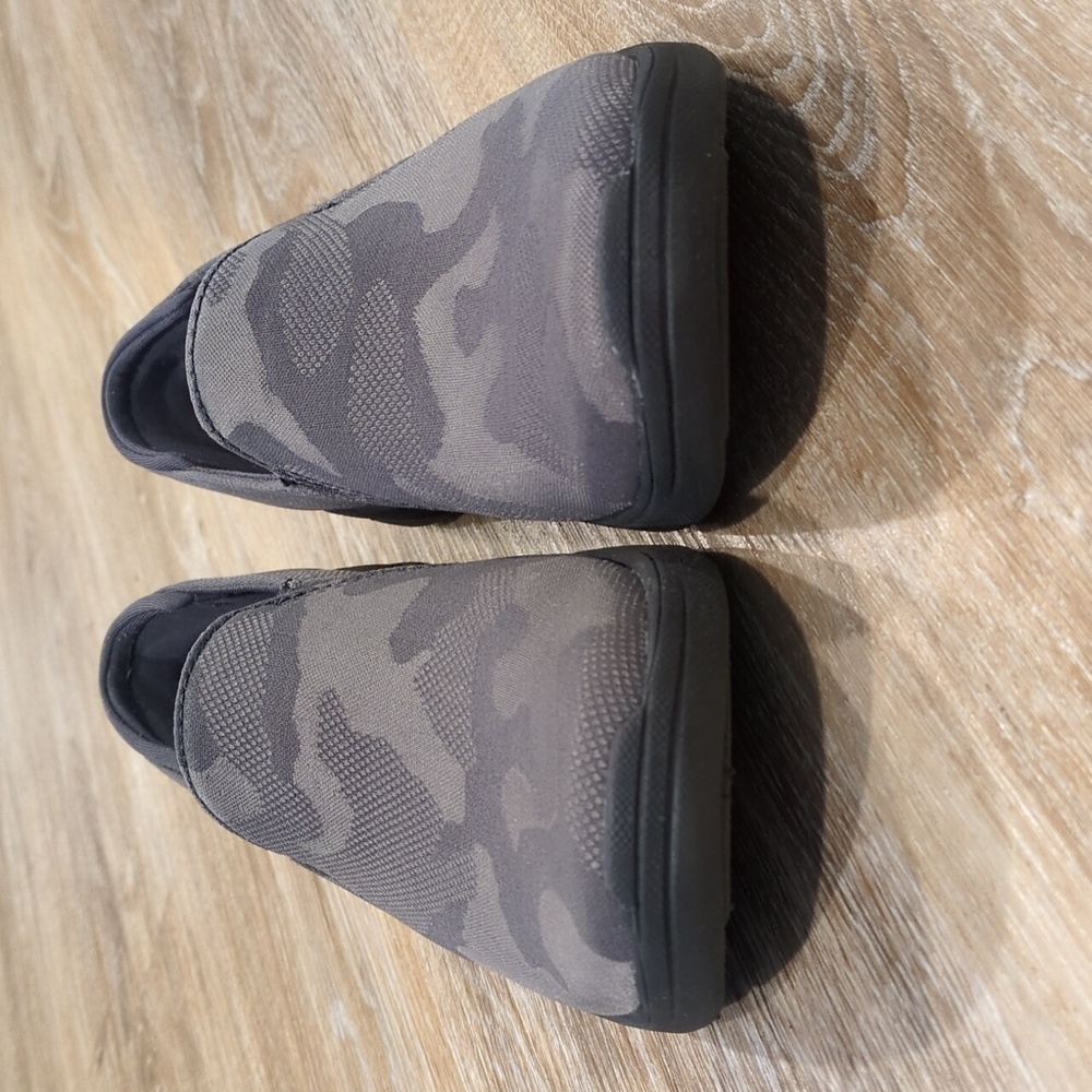💚🍂🍃 NIB Bzees Camouflage Slip-On Sneakers Women's size 6💚🍂🍃 - Picture 2 of 14